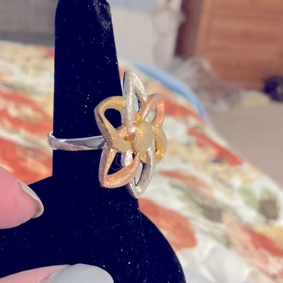 Rose, gold, silver floral motif ring. Size 7. Rhodium over .925 silver. - Picture 6 of 10